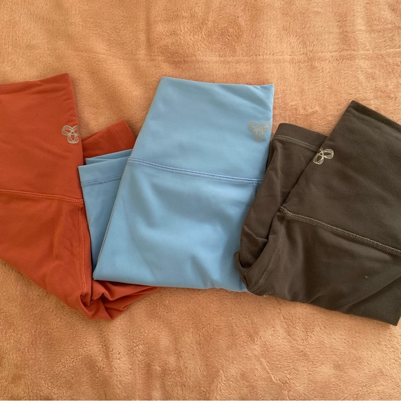 Aritzia TNA Cheeky High Rise Biker Shorts - Picture 3 of 3